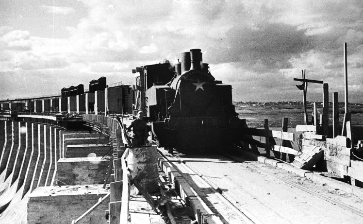 Подача бетону на греблю під час відновлення ДніпроГЕСу, 20 березня 1945 року.