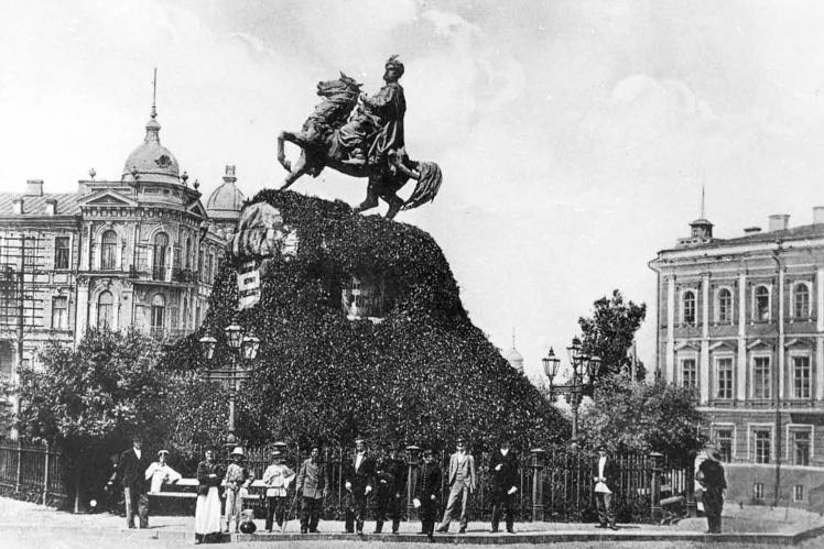 Памятник Богдану Хмельницкому в Киеве с постаментом, обвитым плющом и диким виноградом, конец XIX века.