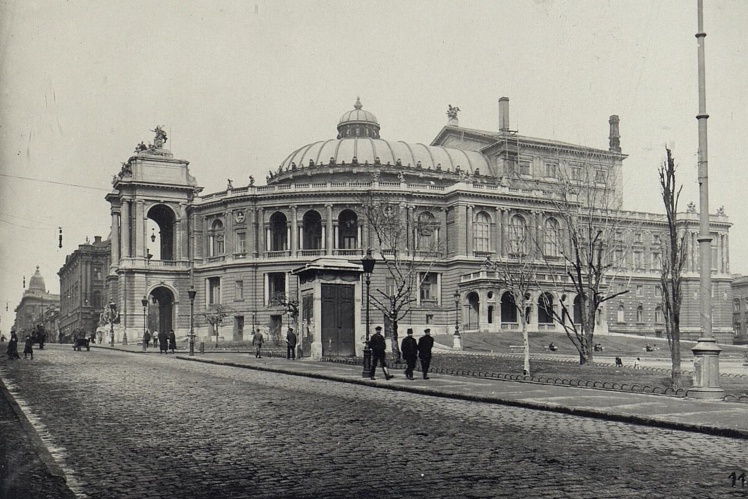 During the French intervention, life in Odessa stabilized a little; shops, restaurants, and theaters opened. Counting on French protection, industrialists, bankers, and other wealthiest people of the collapsed Russian Empire flocked to the city. In the photo: View of the Odesa Opera House from the side of Richelievska Street, 1918.