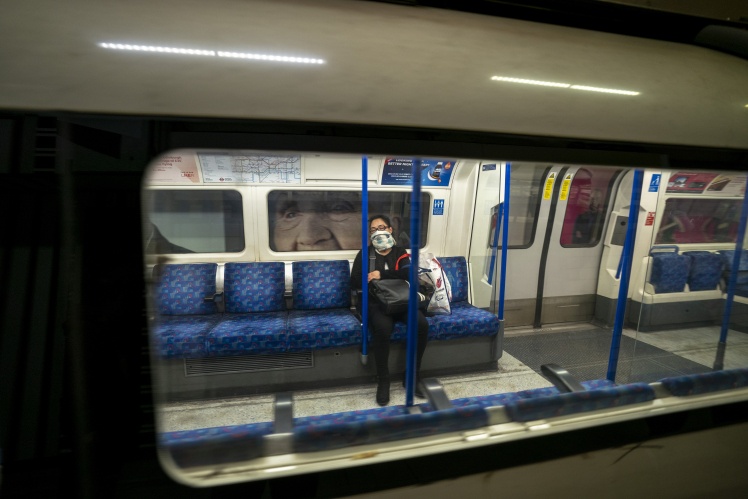 Пассажиры лондонского метрополитена в защитных масках, март 2020 года.