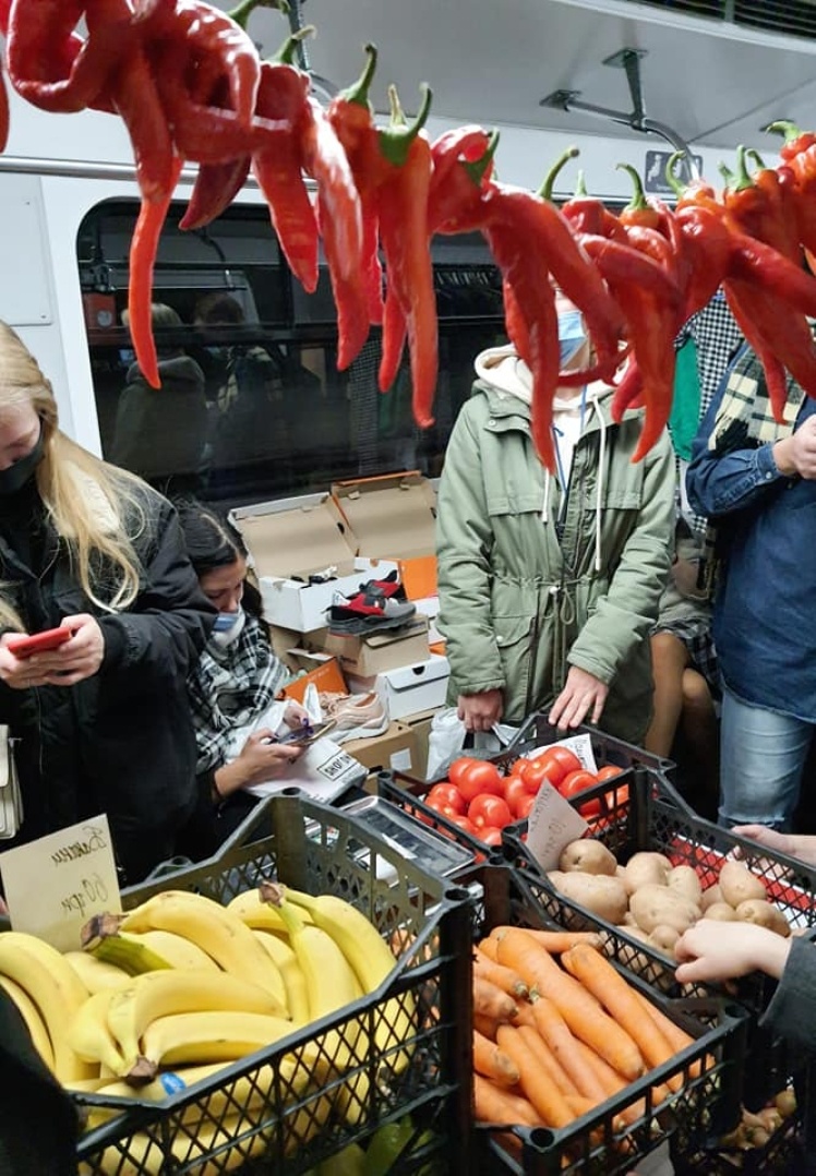В одному з вагонів столичного метро «продавали» овочі, фрукти, а також взуття.