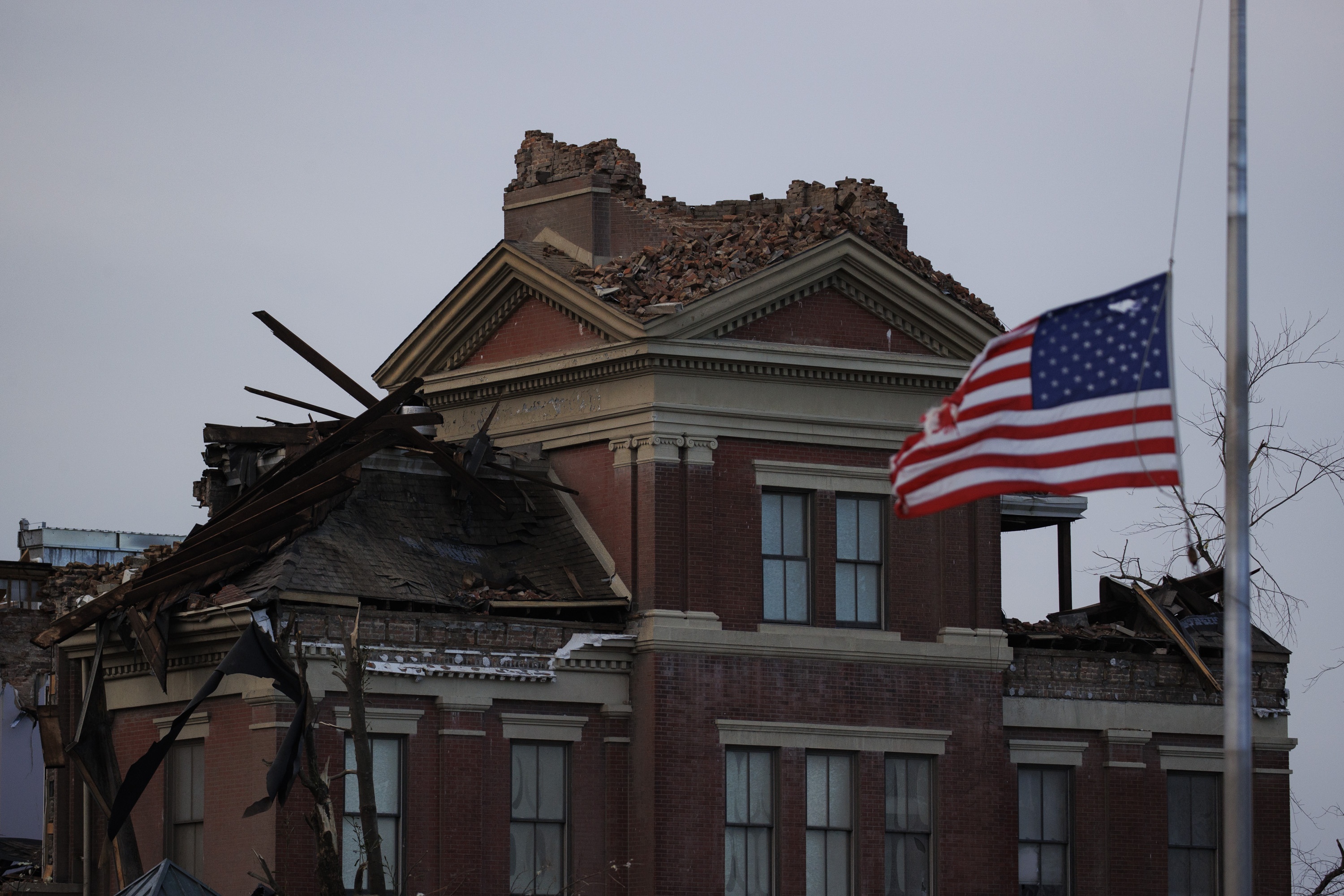 Последствия торнадо в США — 15 фото разрушенных стихией домов и городов,  последние новости о стихийном бедствии