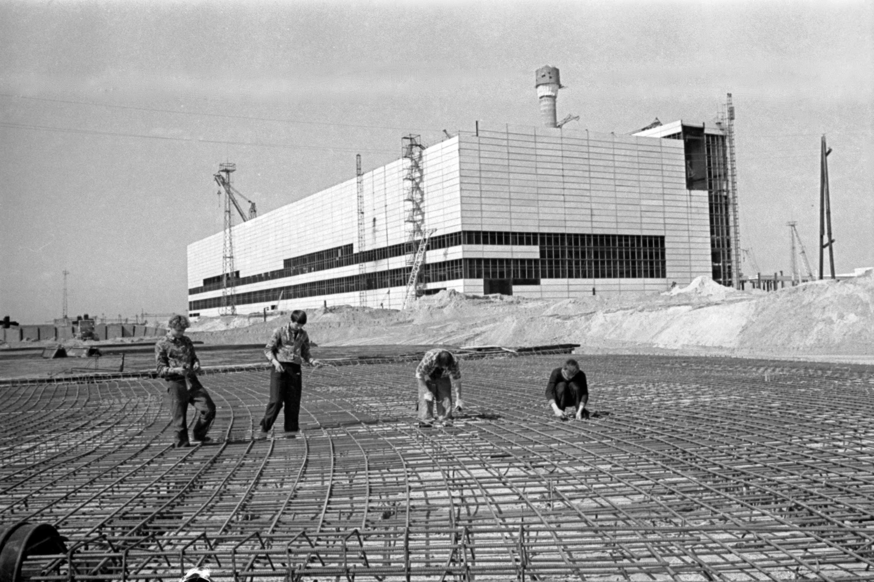 Чернобыльскую АЭС запустили в 1977 году - как строили станцию и город  Припять - фото