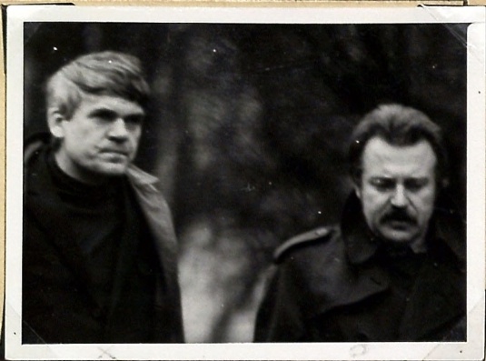 Фото внешнего наблюдения. Милан Кундера слева.